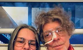 Mulher de Branco Mello fala sobre estado de saúde do cantor após cirurgia