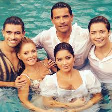 Kelly ripa and mark consuelos have been madly in love ever since meeting on the set of 'all my children' in 1995, and after eloping in 1996, these two gorgeous stars have started an even. Kelly Ripa On Twitter Fam Innit People