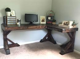 A corner desk can solve your problem of facing the low space when you need a working area in your compact spaces and here is the idea. Home Office Diy Corner Desk Built Ideas Pallet 301 Decoratorist 169755