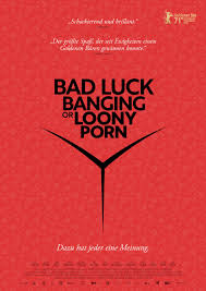 Prisiljena da se sretne sa roditeljima koji traže njen otkaz. Bad Luck Banging Or Loony Porn 2021 Film Trailer Kritik