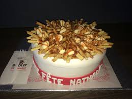 Gateau Poutine Frites Biscuits Au Beurre Fromage Chocolat Blanc Sauce Sauce Caramel Food Desserts Cake