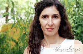 Der mit 25.000 euro dotierte preis für deutschsprachige literatur geht an nava ebrahimi, laut jury eine der spannendsten stimmen der. Nava Ebrahimi Autorenfotos Com Portraits Aus Literatur Kunst Und Kultur