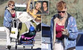 19 октября 2020 · текст: Baywatch Star S Jeremy Jackson S Homeless Ex Wife Digs Through Trash On The Streets Of La Daily Mail Online