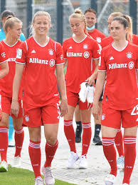 Er ist neben borussia dortmund. Von Null Auf 100 Die Fc Bayern Frauen 20 21 Fc Bayern Tv