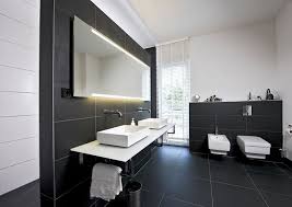 Modernes Bad In Schwarz Weiss In Einem Heinz Von Heiden Haus Badezimmer Schwarz Minimalistische Dekoration Minimalistische Einrichtung