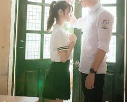 Hình ảnh về Một chàng trai đang mỉm cười và nói chuyện với một cô gái
