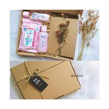 Ternyata parsel dan hamper adalah dua istilah yang berbeda. Soukraft Gift Souvenir Dari Kertas Kraft Untuk Orang Terdekat Kumparan Com