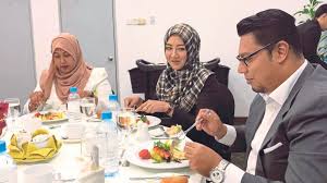 Majlis jamuan makan malam yang diberi oleh perdana menteri untuk seseorang ketua negara asing. Pelajari Etika Meja Makan