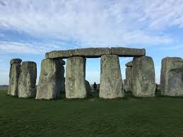 Stonehenge, in wiltshire, is traditionally seen as a meeting place to mark the occasion, but it was closed off after the government delayed the easing of england's covid restrictions into july. Stonehenge Tickets Und Touren Von London 2021