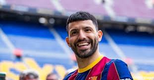 アグエロはこの後、 バルセロナ に向かってメディカルチェックを受けるものと見られていたが、fw リオネル・メッシ の去就がまだ確定していないこと、そして代表戦のスケジュールがあることから、正式発表は先送りにされるかもしれない。 ãã«ã»ã­ããã¢ã°ã¨ã­å å¥ã'æ­£å¼çºè¡¨ èª°ã§ããã«ãµç§»ç±ã®ãã£ã³ã¹ãããã°èµ°ã£ã¦ãã ã²ã­ãµã«