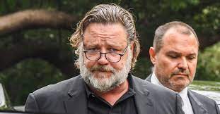 Russell ira crowe was born in wellington, new zealand, to jocelyn yvonne (wemyss) and john alexander crowe, both of whom catered movie sets. Russell Crowe Hat Jetzt Einen Weltberuhmten Twitter Fan