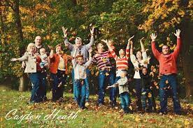 20 Fun And Creative Family Photo Ideas 2017 Large Family Pictures Fall Family Pictures Big Family Photos