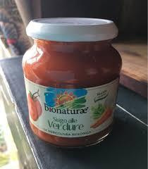 I pomodori li tagliate a metà, le carote a dadini, la cipolla tagliata a fettine ed infine la zucca a listarelle. Sugo Alle Verdure Bionaturae