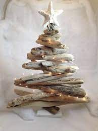 Cette décoration de noël est en bois. 14 Decorations De Noel A Faire Soi Meme Reperees Sur Pinterest Deco Bois Flotte Deco Noel Bois Creations Artisanales En Bois Flottant
