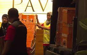 Sedikitnya 12 polisi memasuki rumah mantan perdana menteri malaysia najib razak. Barang Kemas Wang Tunai Beg Mewah Dirampas Dari Kediaman Berkaitan Najib Beritabenar