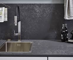 Cuisine inox avec plan de travail, îlot central et crédence inox. Choisir Un Plan De Travail 10 Conseils Pour Une Cuisine Sur Mesure Une Hirondelle Dans Les Tiroirs