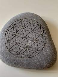 stein mit laser gravur bild blume des lebens stone with laser picture engraving flower of life gravur blume des lebens steinschmuck