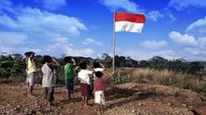 Saling melapangkan tempat duduk dalam majelis ilmu atau pertemuan hendaknya kita memberi tempat duduk untuk orang yang datang, dengan menggeser dari tempat duduk. Hukum Hormat Bendera Dalam Islam Dalamislam Com