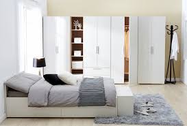 Rak keranjang yang terbuat dari anyaman. 4 Desain Lemari Pakaian Untuk Kamar Kost Sempit Roomme