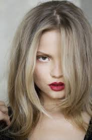 Coiffure visage rond yeux verts