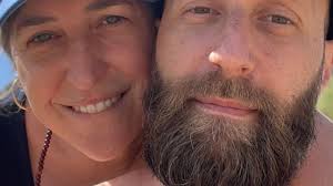 Executive producer mike richards (left) will host the daily syndicated program, while actor mayim bialik will host the primetime series and new spinoffs. Who Is Jonathan Cohen Mayim Bialik S Boyfriend