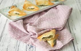 Triangoli di pasta fillo con pollo alle erbette e salsa al curry , involtini di pasta fillo con mele, pancetta e formaggio , cestini con cioccolato bianco al lime. Involtini Di Pasta Fillo Con Spinaci E Feta Bimby Ricette Bimby