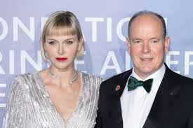 Alors que noël pointait le bout de son nez, charlène de monaco était apparue aux côtés de ses jumeaux jacques et gabriella pour distribuer quelques cadeaux. Charlene De Monaco Sa Nouvelle Coupe De Cheveux Est Encore Plus Rock N Roll Que La Precedente Vanity Fair