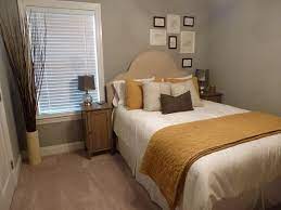 The walls and ceiling are painted in white then the bedding is decorated with textured linens in matching color. Simple Steps Of Decorating Guest Room Vizimac Small Guest Bedroom Guest Bedroom Design Woman Bedroom