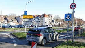 Letmathe: Sorgen Verkehrsschilder am Lennedamm für Probleme?