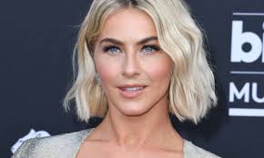 Leave it to julianne hough to look this good with no makeup at 5 a.m. Julianne Hough S Legs Look Flawless As She Sunbathes In La Hello