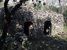 Super Cabane Les Cabanes De Pierres Seches Enclos Des Bories Foret Des Cedres De Bonnieux Vaucluse Luberon Pierre Seche Cabane Et Pierre