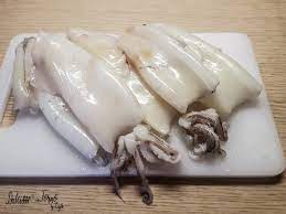 Date le loro caratteristiche e la loro consistenza, è difficile giudicare la freschezza dei calamari: Come Si Puliscono I Calamari Cottura Usi E Curiosita Dulcisss In Forno