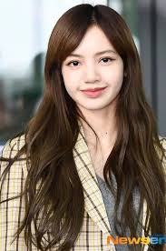 Why is Lisa's (Blackpink) bangs not moving?