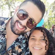 La Santa Sede ha difundido una nueva fotografía del Papa León XIV,  disponible para descarga gratuita. El Pontífice aparece sonriente, vestido  con la tradicional sotana blanca y la cruz pectoral de oro.