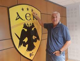 Όλες οι πληροφορίες για τις μεταγραφές (ηλικία, εθνικότητα, θέση, διάρκεια συμβολαίου, ετήσιες απολαβές), τα ρόστερ κ.α. Me Tria Asteria To Neo Shma Ths Kae Aek To10 Gr