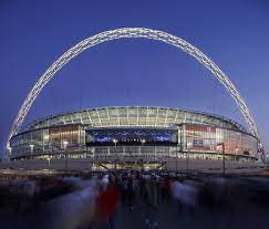 Wembley stadium) é o estádio nacional da inglaterra, localizado no subúrbio londrino de wembley park.com capacidade para abrigar 90.000 espectadores, é o maior estádio do reino unido e 2º maior estádio da europa, sendo ultrapassado somente pelo camp nou, em barcelona. Wembley Stadium Populous Archello