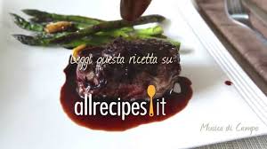 Ponete 30 g di burro in un tegame insieme alla salsa delle dopo qualche minuto aggiungete il vino rosso, il timo e aggiustate di sale. Come Preparare Un Filetto Al Vino Rosso E Scalogno Videoricette Di Secondi Youtube