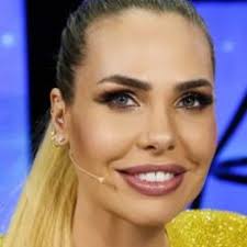 Continua, invero un po' stancamente, la polemica tra il direttore di libero vittorio feltri e veronica gentili, giornalista a rete4 per il programma di stasera italia, condotto da barbara palombelli, aveva definito feltri stesso ubriaco in un fuori. Maria De Filippi Altezza Peso Marito Amici Uomini E Donne