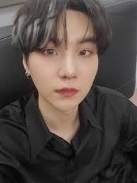 The root of the hair is colored black, and the hair edges are colored white. Black Hair Silver Highlights Minyoongi