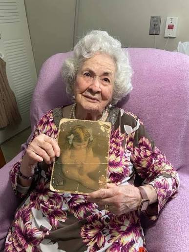 Quién se acuerda de este cuadro! 🤔 Les presento a la 'Niña de la Espinita', la protagonista del famoso retrato que adornaba las paredes de muchos hogares en todo el mundo, incluyendo