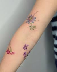 Composition autour du bras  passiflore, pensée sauvages et œillet  . .  . . passiflore oeillet oeillets penseesauvage pensée pensee violette  tatouagefleur tatouagefloral tatouagefleurs