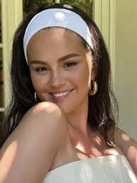 Dinah Stokes's Instagram, Twitter & Facebook