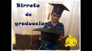 Torta decorada con flores hechas de azúcar o de cerámica al frío para recuerdo. Como Hacer Un Birrete De Graduacion En Foami Youtube