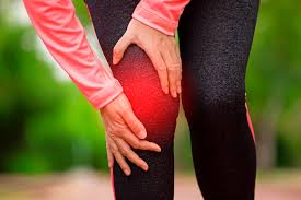 La douleur et le gonflement du genou est une condition qui peut provenir de maladies de l'articulation ou de l'os, ainsi que de traumatismes et de l'usure ses composés diminuent la production de deux enzymes qui augmentent le niveau d'inflammation. Douleurs Aux Genoux Les Symptomes Causes Et Traitements Stannah