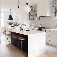 Happy Happy Friday Who Wants To Cook Us Up Some Dinner In A Spot Like This One That Open Shelving Though Cuisine Moderne Cuisine Americaine Cuisines Design