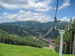 منتجع بوكوفيل يعتبر واحدا من أكثر الأماكن جمالا في أوكرانيا، وإليه يتوافد السياح صيفا وشتاء من جميع دول العالم، لما فيه من ميزات وفرص للتزلج والتمتع بالطبيعة. Ø§Ù„Ø³ÙŠØ§Ø­Ø© ÙÙŠ Bukovel Ø£ÙØ¶Ù„ Ù…Ø§ ÙÙŠ Bukovel Ø£ÙˆÙƒØ±Ø§Ù†ÙŠØ§ Ù„Ø¹Ø§Ù… 2021 Tripadvisor