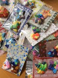 2017幼稚園バザー マーブルクレヨン30個完成 ラッピングは キャンドゥで買ったビニールbagクリアー糊付 50s 7 11センチ 50枚入り 各100均で買った折り紙 コストコのオーブンシート 裏にセリアのお名前スタンプを使って 食べられません のスタンプを押し