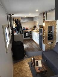 Ils Transforment Un Vieux Camion En Un Splendide Motorhome Et Emmenagent A L Interieur Vieux Camions Maison Mobile Amenagement Camping Car