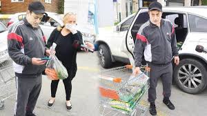 Türkücü mahmut tuncer , eşi işıl tuncer ve kızı gizem tuncer ile geçen akşam etiler sarıhan'da görüntülendi. Mahmut Tuncer In Esi Dert Yandi Eldiven Ve Maske Taktiramiyorum