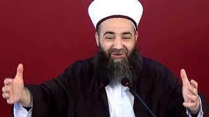 İstanbul'un fatih ilçesi çarşamba semtinde bulunan i̇smailağa cemaati'nin önde gelenlerindendir. Ertugrul Ozkok Favorim Banko Cubbeli Ahmet Postkorona Sov